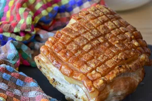 tochitura de porc cu carnati si sos